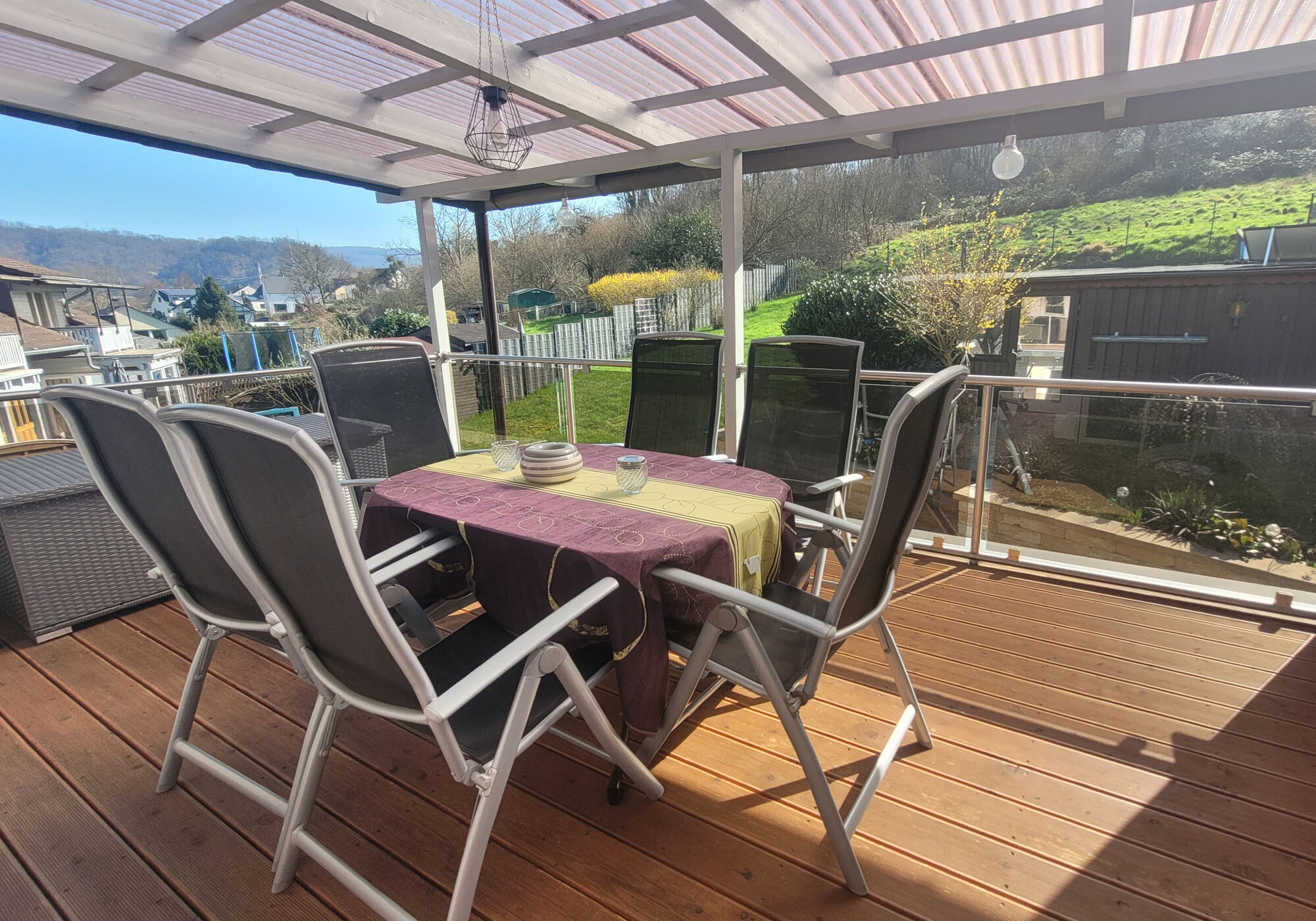 Überdachter Balkon mit Ausblick ins Grüne