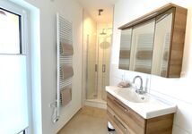 Badezimmer mit Dusche und WC -Einzimmerappartement mit Balkon