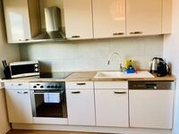 Große Wohnküche mit Spülmaschine und Backofen