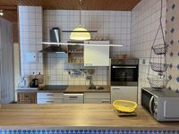 Küche mit Esstresen in einer unserer Ferienwohnungen