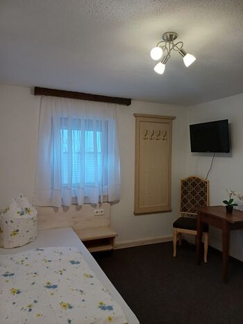 Einfaches Einzelzimmer im Erdgeschoss