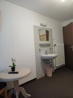 Waschbecken im einfachen Zimmer 