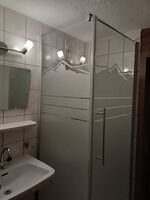 Gemeinschaftsbadezimmer im Erdgeschoss mit Toilette