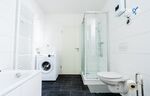Badezimmer mit Dusche und Badewanne