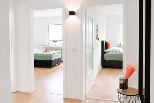 Ansicht vom Flur auf das 2. Schlafzimmer (links) und auf das Schlafzimmer3 (rechts)