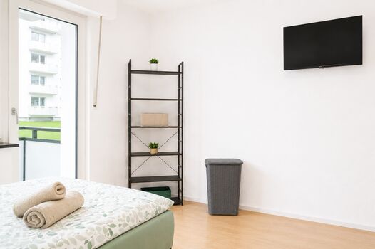 Schlafzimmer2 - Ansicht zum TV, Kleiderregal und Balkontür