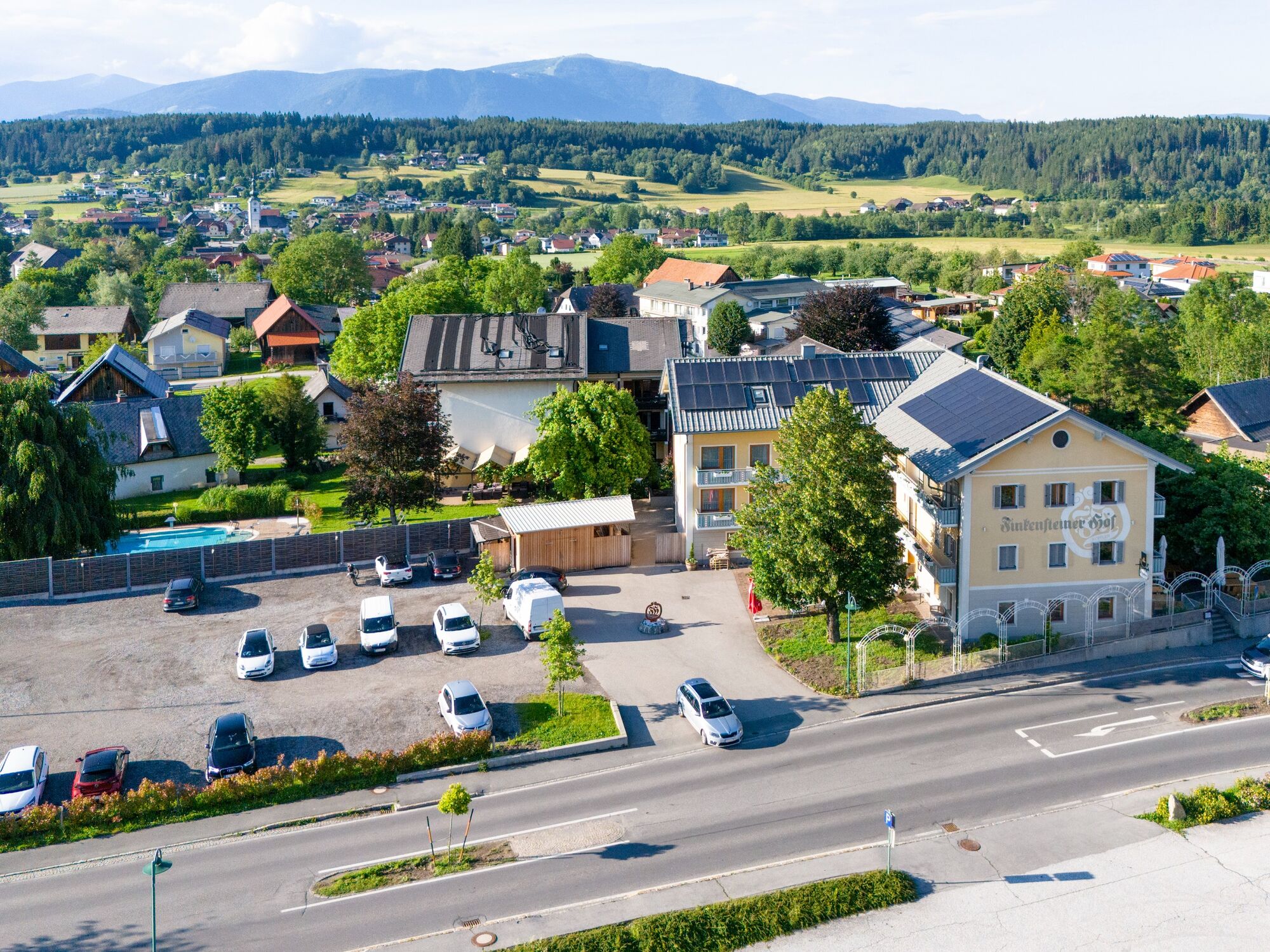 Hotel mit Pool und großem Parkplatz