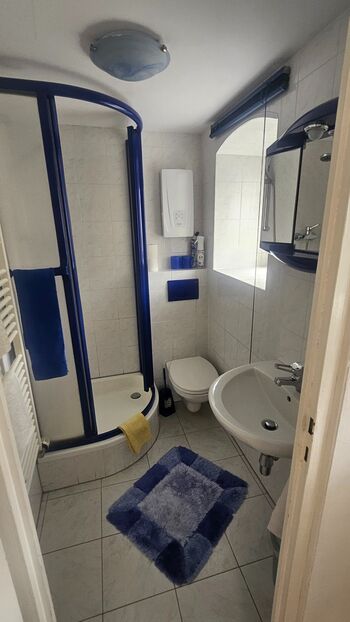 Bad mit Dusche und WC