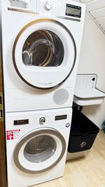 Hauswirtschafts Raum mit Waschmaschine & Trockner uwm 