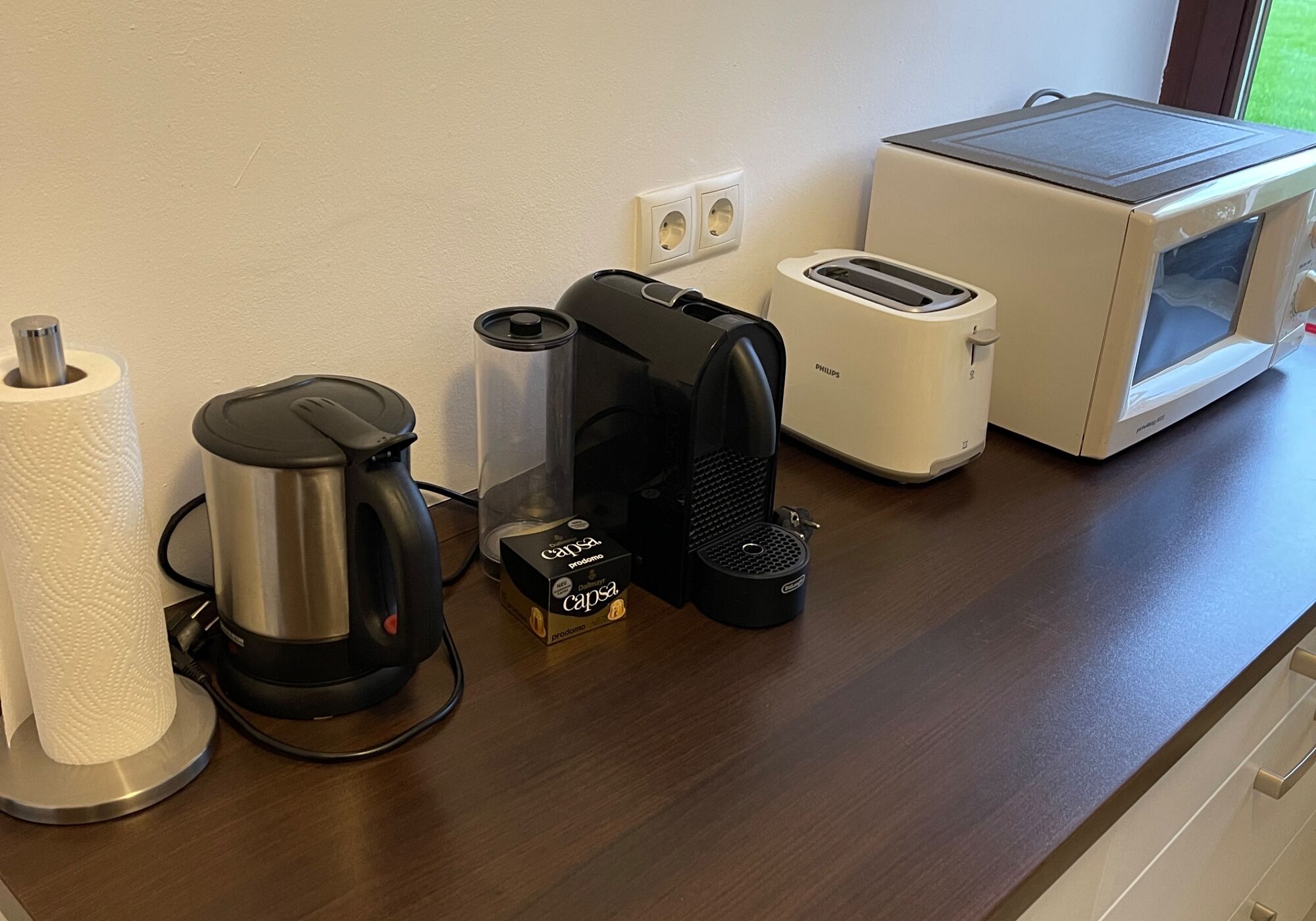 Mikrowelle Toaster Wasserkocher Kaffeemaschine in der Küche