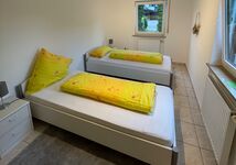 Schlafzimmer 2 mit zwei Einzelbetten und Kleiderschrank