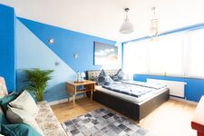 Helles Schlafzimmer mit großem Bett, Nachttisch und entspannender Atmosphäre – ideal für erholsame Nächte und lange Auszeiten. #DuisburgApartment #komfortwohnen #hellesZimmer #Schlafkomfort #ruhigeLage #FerienwohnungDuisburg #stilvollesWohnen 