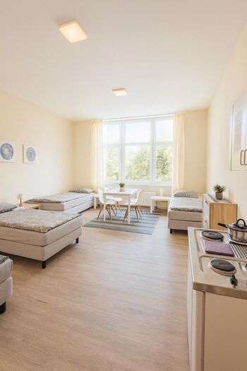 35 Einzel- & Doppelzimmer sowie 15 Apartments | WLAN | Küche | Zentrale Bild 4