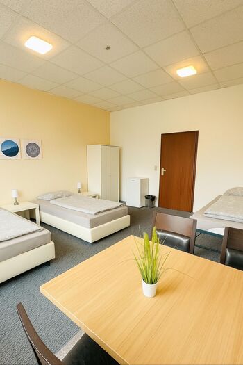 35 Einzel- & Doppelzimmer sowie 15 Apartments | WLAN | Küche | Zentrale Bild 2