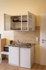 35 Einzel- & Doppelzimmer sowie 15 Apartments | WLAN | Küche | Zentrale Bild 3