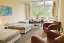 35 Einzel- & Doppelzimmer sowie 15 Apartments | WLAN | Küche | Zentrale Bild 1