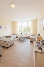 35 Einzel- & Doppelzimmer sowie 15 Apartments | WLAN | Küche | Zentrale Bild 4