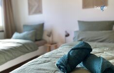 Schlafzimmer 2 mit zwei Einzelbetten, Sitzecke und Smart TV