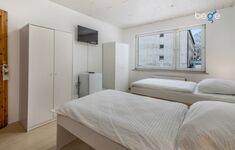 Schlafzimmer 3 mit zwei Einzelbetten, Sitzecke und Smart TV
