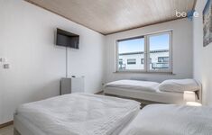 Schlafzimmer 2 mit zwei Einzelbetten, Sitzecke und Smart TV