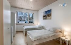 Schlafzimmer 3 mit zwei Einzelbetten, Sitzecke und Smart TV