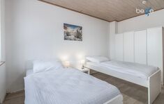 Schlafzimmer 2 mit zwei Einzelbetten, Sitzecke und Smart TV