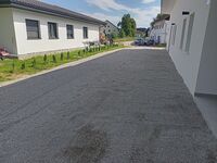 Zwei Häuser zur Vermietung mit großem Parkplatz vor dem Haus Bild 1