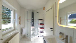 Modernes helles Bad mit Regenwasserdusche