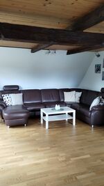 Gemütliches Wohnzimmer mit Kamin, TV und Leseecke