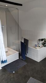 Großes Badezimmer mit Dusche und Badewanne 