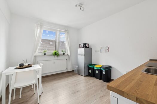 Voll ausgestattete Küche mit Spülmaschine, großem Kühlschrank und gemütlichem Sitzbereich.