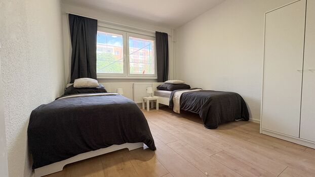 Neu renoviert: Wohnungen mit Einzelbetten, TV, WLAN, Parkpl. Bild 3
