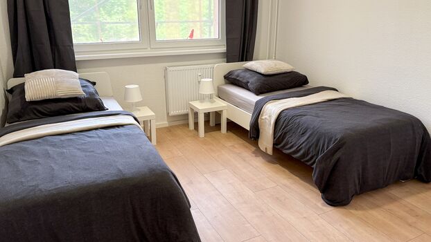 Neu renoviert: Wohnungen mit Einzelbetten, TV, WLAN, Parkpl. Bild 5