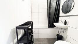 Neu renoviert: Wohnungen mit Einzelbetten, TV, WLAN, Parkpl. Bild 17