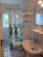 Bad mit Dusche und WC