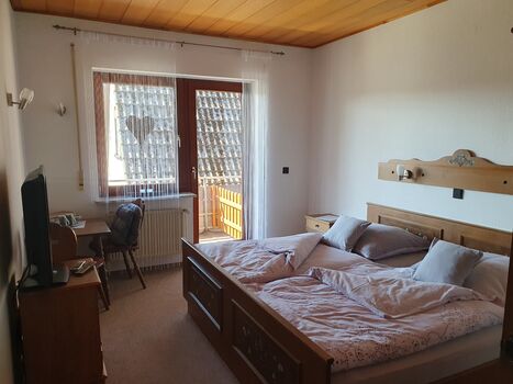 Haus Drei Seen - Gästezimmer mit Kingsize-Bett und Balkon Bild 2