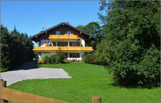 Hausansicht mit Parkplätzen