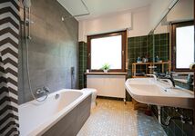 gepflegtes Badezimmer mit Wanne