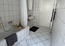 Badezimmer mit angrenzendem Waschraum inklusive Waschmaschine - und Trockner