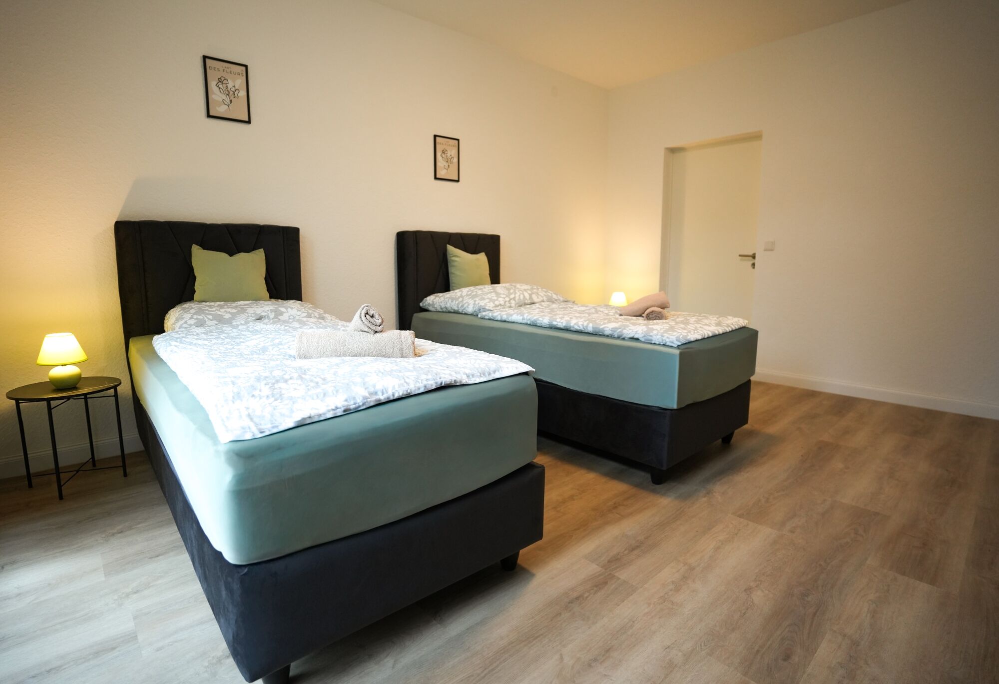 Ansicht des Schlafzimmers mit Tür zum Vorraum 