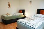 Schlafzimmer 2 - 2x Federkern Betten inkl. Bettwäsche und Handtücher