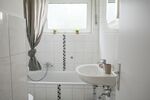 Badezimmer - baden & duschen möglich, Fenster, WC, Föhn 