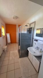 Badezimmer mit Dusche 