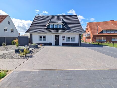 Großer Parkplatz für mind. 2 PKW (auch Transporter) vor dem Haus