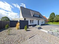 Haus mit seitlicher, überdachter Terrasse