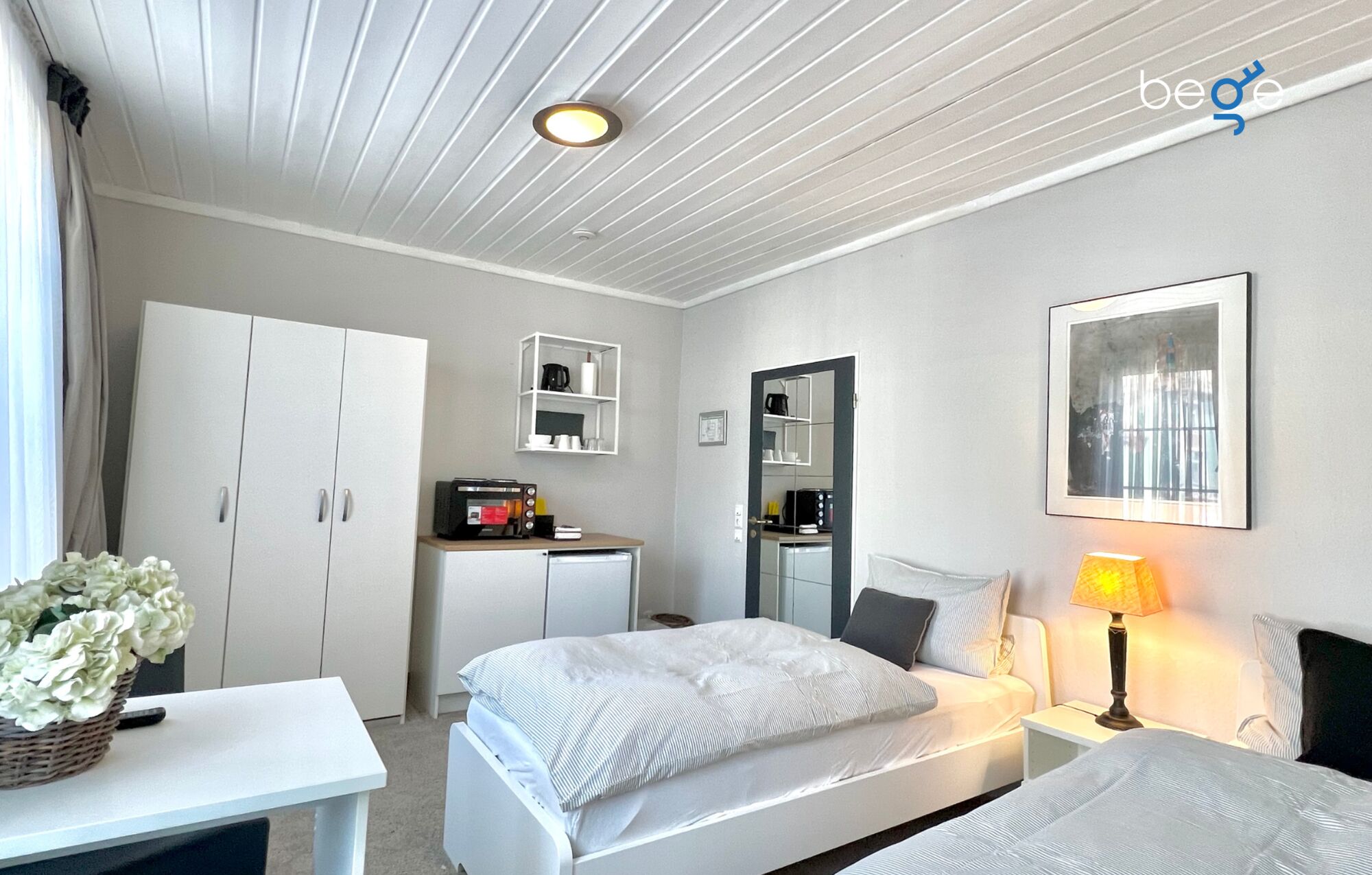 Heller Wohn- und Schlafbereich mit Smart-TV und Essplatz