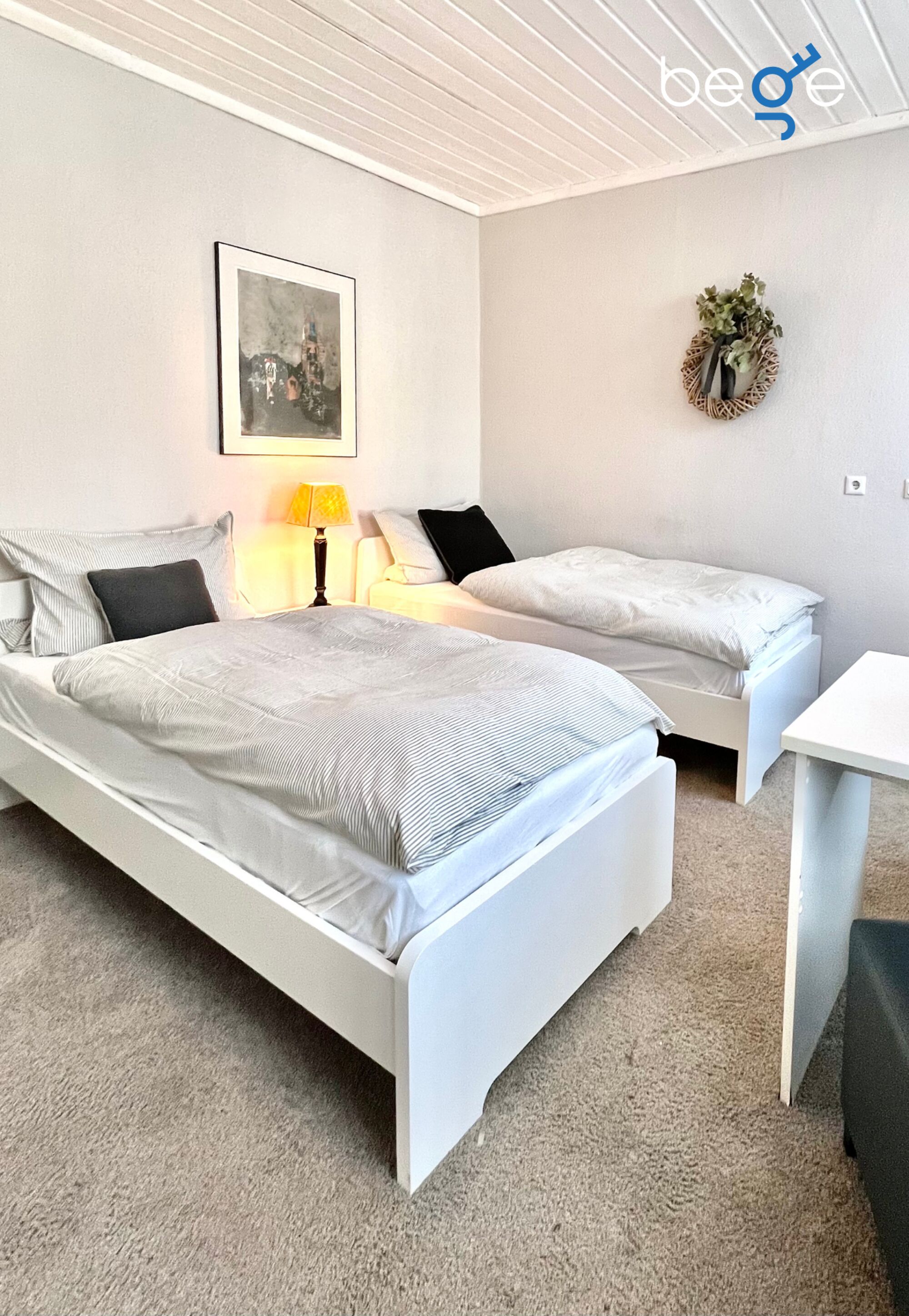 Heller Wohn- und Schlafbereich mit Smart-TV und Essplatz