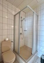 Funktionales Badezimmer mit WC und Dusche