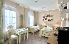 Heller Wohn- und Schlafbereich mit Smart-TV und Essplatz