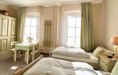 Heller Wohn- und Schlafbereich mit Smart-TV und Essplatz